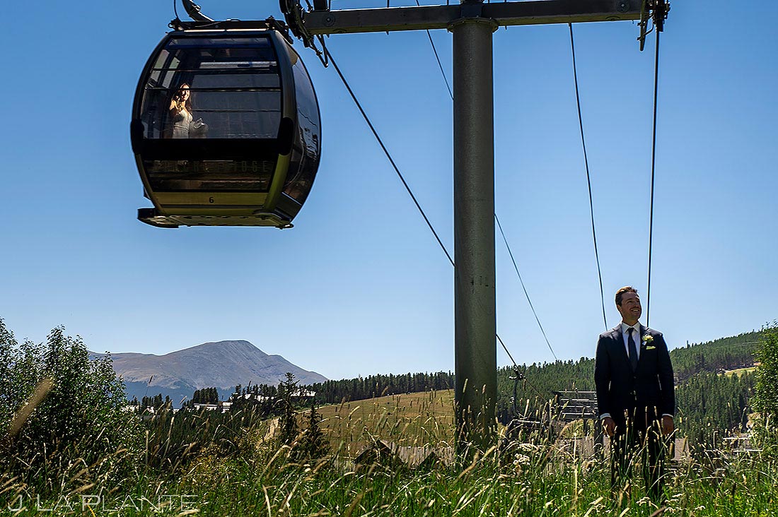 bride riding gondola to the first look with her groom