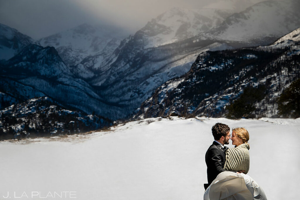 best wedding photos of 2022 bride and groom kissing in the snow